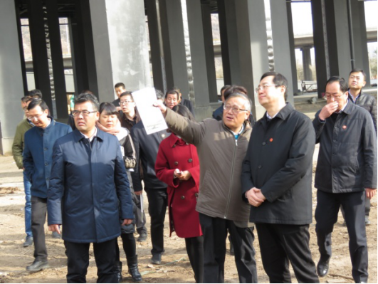 省委常委、西寧市委書記王曉在青海省物產(chǎn)集團(tuán)總公司黨委書記、總經(jīng)理王玉輝陪同下，深入青海物產(chǎn)朝陽物流園區(qū)。